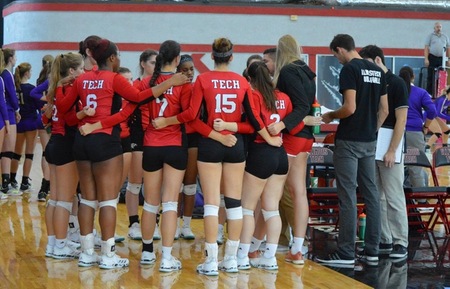 Women's Volleyball snapped a three-match losing streak with a win at Alverno (photo credit: Maddi Burrell).